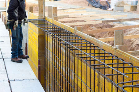 Assembling of metallic carpentry for reinforced concrete wall