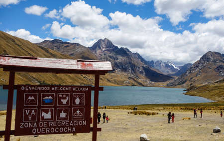 Ancash, Peru: tourists visiting the Querococha lake on the peruvian Cordillera. Panoramicのeditorial素材