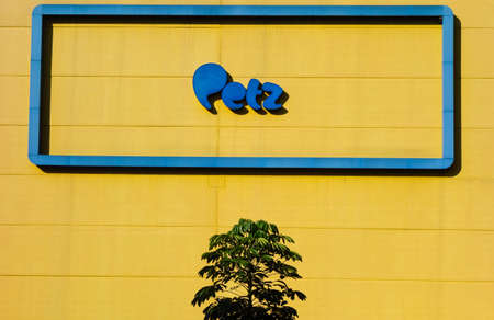 Sao Paulo, Brazil: store front view of brazilian pet company Petz. Brand logoのeditorial素材