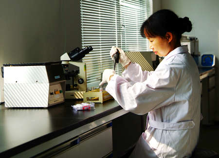 Laboratory technician working in a labのeditorial素材