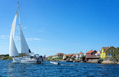 Sailboats between HÃ¤rÃ¶n and Kyrkesund BohuslÃ¤n.â¨のeditorial素材