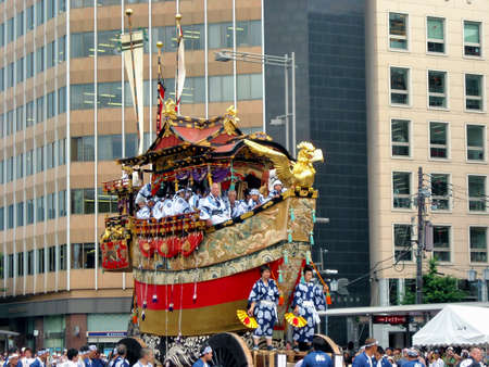 KYOTO - JULY 17: Performers carry a big ship on wheels through the crowd in the famous July Gion Matsuri festival July 17, 2008 in Kyoto, Japanのeditorial素材
