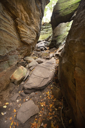 Dark cove in sedimentary rock outcrops of the Ritchie Ledges in Cuyahoga Valley National Park near Cleveland, Ohio.の写真素材