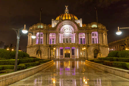 Night shot of the monument to Angel de la Indepencia in Mexico Cityの写真素材