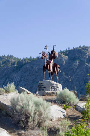 Statue near the entance to Spirit Ridge Resort welcoming visitors to theis beautiful place.のeditorial素材
