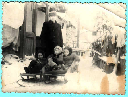 father with children on sledsのeditorial素材