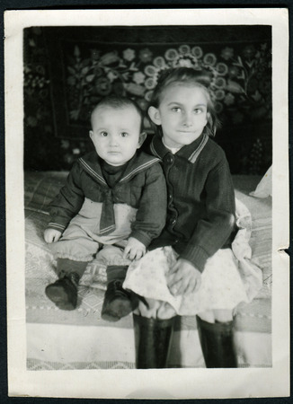Ussr - CIRCA 1970s: An antique Black & White photo show sister and little brotherのeditorial素材