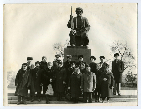 USSR - 1980s: An antique photo shows a group portrait on the background of the monumentのeditorial素材