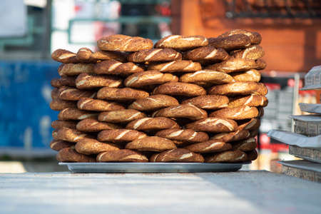 Bagel bench on the table. A lot of bagels are lined up regularly. It is sold by a street vendor. Close upの素材 [FY310139589488]