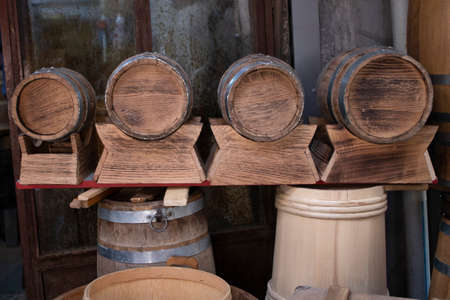 Wine and beer kegs are placed horizontally and vertically. A photo was taken in front of the store....