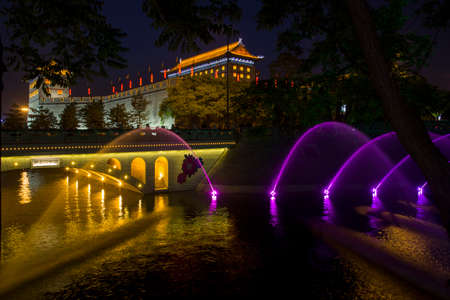 China xi \'an ancient city wall at nightのeditorial素材