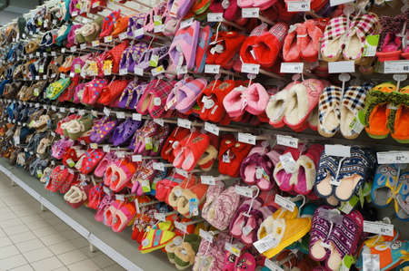 On October 2, 2011, xi 'an supermarket shelves display all kinds of goods, customers in the choose and buy.のeditorial素材