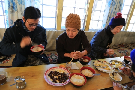 trekker rest for food in lodge cabin from everest trek route  nepalのeditorial素材