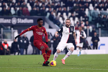 Torino, Italy. 22th January 2020. Coppa Italia. Juventus Fc vs As Roma. Amadou Diawara of  As Roma (L) and Gonzalo Higuain of Juventus Fc (R)in action .のeditorial素材