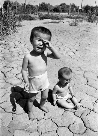 Karakalpak, Uzbekistan - JUNE 4.1989: Crying children in the cracked earth.のeditorial素材