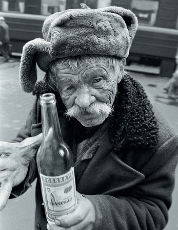 MOSCOW, RUSSIA - MARCH 15.2002: An old man with a bottle of vodka at a train stationのeditorial素材