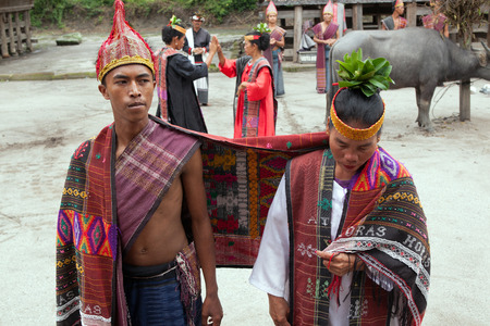 SUMATRA, TOBA, INDONESIA - AUGUST 22,2012: National Batak danceのeditorial素材