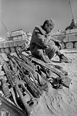 TERMEZ, UZBEKISTAN- FEBRUARY 15,1989: The last Soviet soldier leaves the territory of Afghanistan on the border with Uzbekistanのeditorial素材