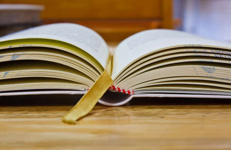 Education book on table in library の写真素材