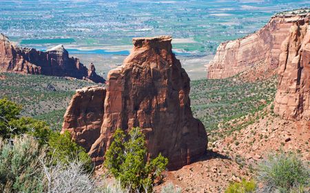Independence Monument towering rock structure in Colorado National Monumentの写真素材