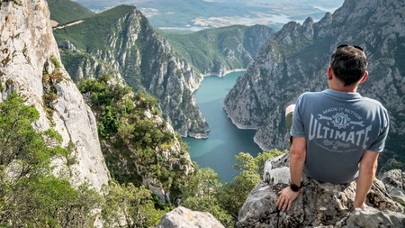 Man overlooking Sahinkaya Canyon in Vezirkopru district of Samsun with Kizilirmak river and lake,Turkey.のeditorial素材