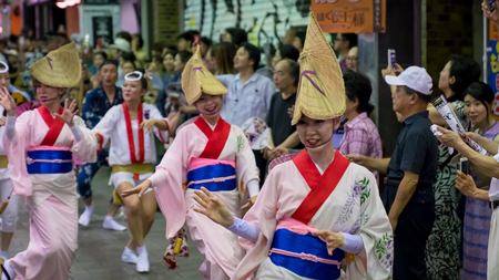 Tokyo, Japan - August 2018: Japanese performers dancing traditional Awaodori dance in the famous Koenji Awa Odori festival.のeditorial素材