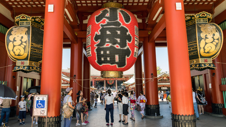 Tokyo, Japan - August 2018: Unidentified tourists under the big red lantern of Sensoji Asakusa temple in Tokyo, Japanのeditorial素材