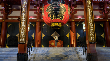 Tokyo, Japan - August 2018: Unidentified man praying under the big red lantern of Sensoji Kannon Asakusa templeのeditorial素材