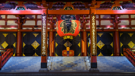 Tokyo, Japan - August 2018: Unidentified woman praying under the big red lantern of Sensoji Kannon Asakusa templeのeditorial素材