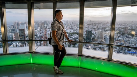 Tokyo, Japan - August 2018: Tourist looking at Tokyo skyline from the Tokyo Towerのeditorial素材