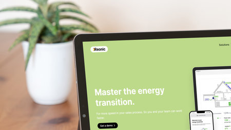 Istanbul, Turkey - 5 Sep 2024: Reonic web site on a tablet screen. Reonic is a startup company creating solutions for renewable technology sales, planning and operationsのeditorial素材