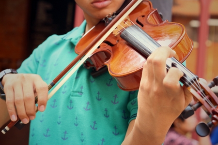 Musician playing violin melodically at the parkの写真素材