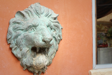 lion statue spitting water at the parkの写真素材