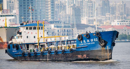 Shanghai Huangpu River tankerのeditorial素材