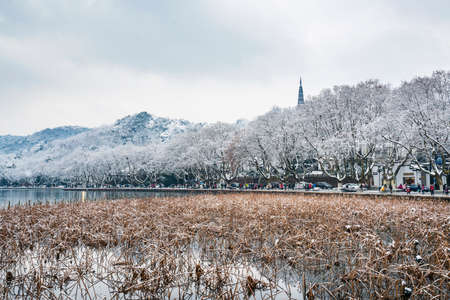 Snow scenery of the north mountain road in Hangzhouのeditorial素材