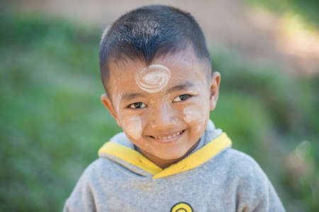 Mrauk U, MYANMAR - DEC 15, 2014: Unidentified Burmese boy smile in Mrauk U on December 15, 2014 in Mrauk U, Myanmar.のeditorial素材