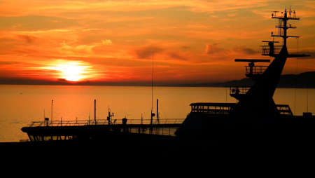 Coucher de soleil avec bateau en ombre chinoiseの写真素材