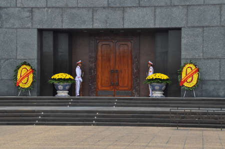 Changing of the guards at the Ho Chi Minh Mausoleum in Hanoi, Vietnamのeditorial素材