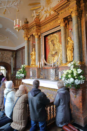VILNIUS, LITHUANIA - DECEMBER 28, 2016: People praying in front of the icon of Our Lady of the Gates of Dawn in the Chapel of the Gates of Dawnのeditorial素材