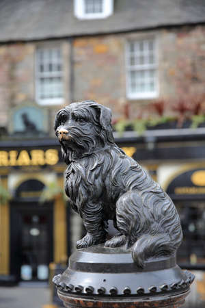EDINBURGH, SCOTLAND-MAY 6, 2016:Statue of Greyfriars Bobby with a pub in the backgroundのeditorial素材