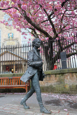 EDINBURGH, SCOTLAND-MAY 8, 2016: A statue of Scottish poet Robert Fergusson situated outside Canongate Kirk along the Royal Mileのeditorial素材