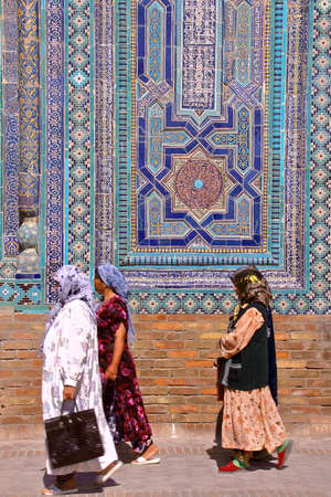 SAMARKAND, UZBEKISTAN - MAY 20, 2011: Architectural detail at the Shah-i-Zinda with traditionally dressed Uzbek womenのeditorial素材