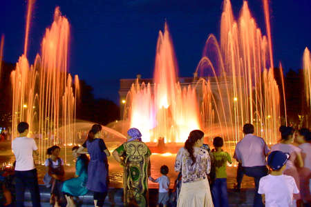 TACHKENT, UZBEKISTAN - MAY 23, 2011: Uzbek people gathering in the evening  in front of a singing fountainのeditorial素材