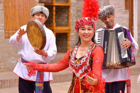 KHIVA, UZBEKISTAN - MAY 5, 2011: Traditional Uzbek dance and music performanceのeditorial素材