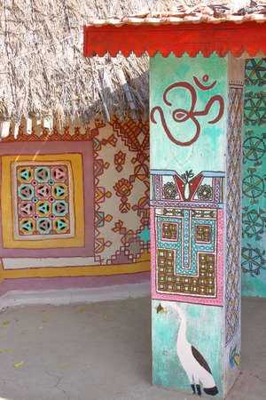 LUDIYA, GUJARAT, INDIA - DECEMBER 20, 2013: Traditional houses (Bhungas) in Ludiya, a local village near Bhujのeditorial素材