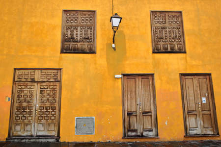 SAN SEBASTIAN DE LA GOMERA, LA GOMERA, SPAIN - MARCH 18, 2017: A colorful facade in the Old Townのeditorial素材