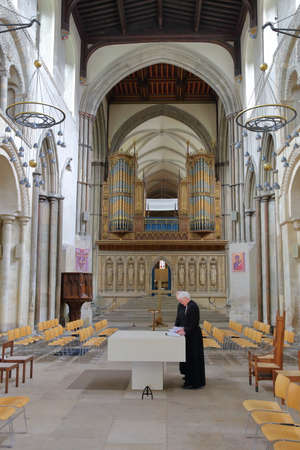 ROCHESTER, UK - APRIL 14, 2017: Interior of the Cathedral with two anglican priests and the organ in the backgroundのeditorial素材