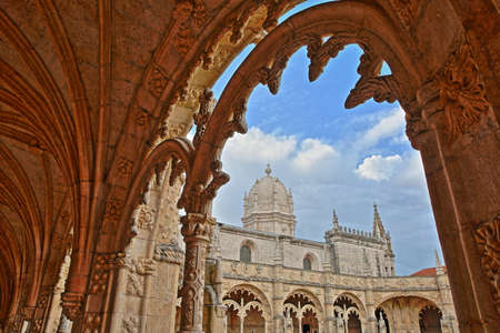 LISBON, PORTUGAL - NOVEMBER 3, 2017: The cloister of Jeronimos monastery in Belem neighborhood with details of the carvings and the courtyardのeditorial素材