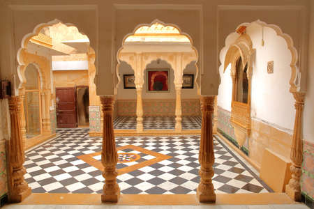 JAISALMER, RAJASTHAN, INDIA - DECEMBER 20, 2017: The interior of Jaisalmer Fort Palace wih arcades and patterned pavementのeditorial素材