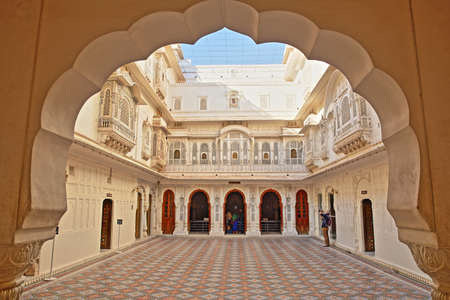 BIKANER, RAJASTHAN, INDIA - DECEMBER 23, 2017: An open courtyard inside Junagarh Fort, viewed through an arcadeのeditorial素材